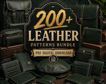 Op de afbeelding: Een verzameling donkergroene lederwaren, waaronder een rugzak, een aktetas, portemonnees en een pet, gerangschikt rond een centraal bord. Het bord leest "200+ LEATHER PATTERNS BUNDLE PDF DIGITAL DOWNLOAD".