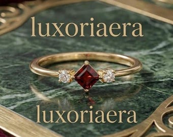 Anillo de oro con rubí y diamantes talla princesa hecho a mano, estilo vintage minimalista para promesa nupcial.