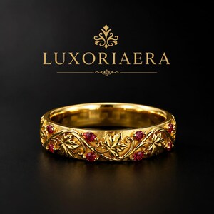 Vintage vigselring i guld med blommigt blad, rubinfärgade accenter, naturinspirerad ring