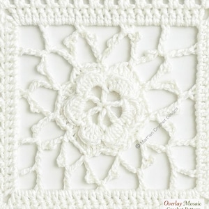 Op de afbeelding: Close-up van een wit gehaakt vierkant met een bloemenontwerp in het midden. Het vierkant heeft een open patroon met een effen rand. De tekst "Overlay Mosaic Crochet Pattern PDF" is zichtbaar.
