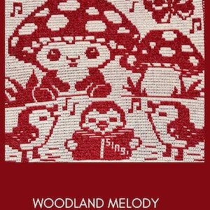 Op de afbeelding: Een rood en wit wandkleed met een geweven patroon van paddenstoelen, vogels en een vlinder. Het centrale figuur houdt een boek vast met het woord "Sing" erop gedrukt. Muzieknoten zijn verspreid over het ontwerp en de tekst "WOODLAND MELODY" verschijnt in het wit onderaan de afbeelding.