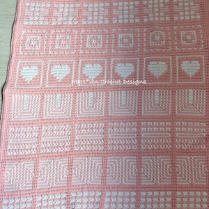 Op de afbeelding: Een roze en witte gehaakte deken met een mozaïekpatroon. De deken heeft vierkanten, harten en geometrische ontwerpen. De tekst "Martien Crochet Designs" is zichtbaar. De deken is een PDF haakpatroon.