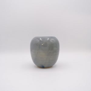 Handgefertigte Keramikvase, kleine grau-blau gesprenkelte Vase, gedrehtes Steinzeug mit breiter Öffnung
