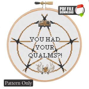 Puede incluir: Un patrón de punto de cruz en un bastidor de madera con un diseño de pentagrama marrón sobre tela blanca. El texto "YOU HAD YOUR QUALMS?!" está centrado en letras negras. Un icono de libro abierto está arriba y un icono de cornamenta abajo.