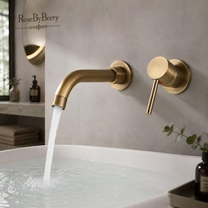 Könnte beinhalten: Ein wandmontierter Badezimmerwasserhahn aus gebürstetem Messing mit gebogenem Auslauf und separatem Einhebelgriff. Wasser fließt aus dem Auslauf in ein weißes Waschbecken. Der Text RoseByBerry ist oben links im Bild zu sehen.