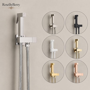 Puede incluir: Un conjunto de ducha para bidé de montaje en pared con boquilla cuadrada y manguera metálica flexible. El producto se muestra en seis acabados metálicos y mate diferentes, incluyendo opciones de color cromo, negro, blanco, oro y oro rosa.