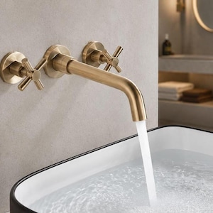 Wandarmatur aus gebürstetem, goldfarbenem Messing: Zweigriff-Drehauslauf-Mischbatterie für Aufsatzwaschbecken im Badezimmer.