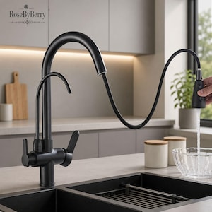 Può includere: Un rubinetto da cucina nero opaco con bocca alta estraibile e un secondo beccuccio più piccolo. Il rubinetto è dotato di due leve laterali per il controllo dell'acqua. L'acqua scorre dalla doccetta estesa in una ciotola di vetro.