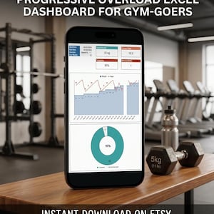Könnte beinhalten: Ein Smartphone zeigt ein Workout-Dashboard mit Diagrammen und Daten, darunter 33 kg und 95 %. Eine 5 kg Hantel und eine Wasserflasche liegen auf einer Holzoberfläche. Der Text lautet "MASTER YOUR GAINS" und "INSTANT DOWNLOAD ON ETSY."