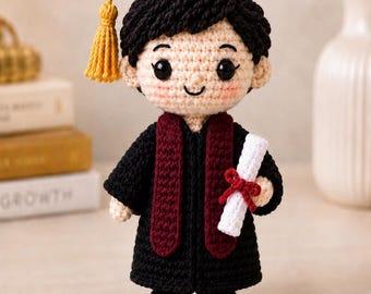 Personalized Crochet Graduation Doll, 15cm Amigurumi Keepsake, Custom Year Stole Gift