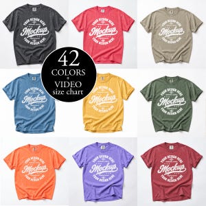 Puede incluir: Una colección de nueve camisetas de manga corta y cuello redondo en varios colores, incluyendo gris oscuro, rojo, beige, azul, amarillo, verde, naranja, morado y granate. Cada camiseta presenta un gráfico circular blanco con el texto Mockup.