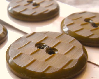 Dos botones grandes de abrigo color oliva dorado de Schwanda, centro mate con textura de panal, 33 mm