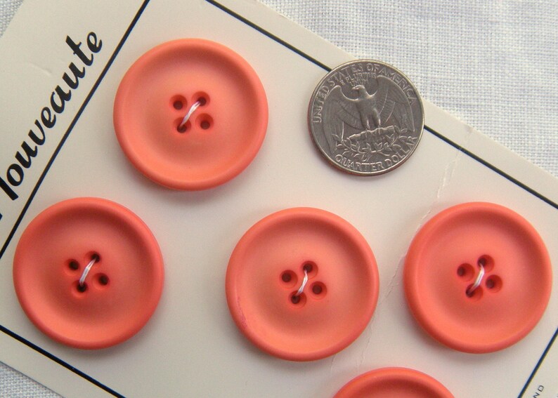 5 Large Salmon Pink, Nouveaute Buttons, 30 Mm, Opaque Pinky Red, Rimmed