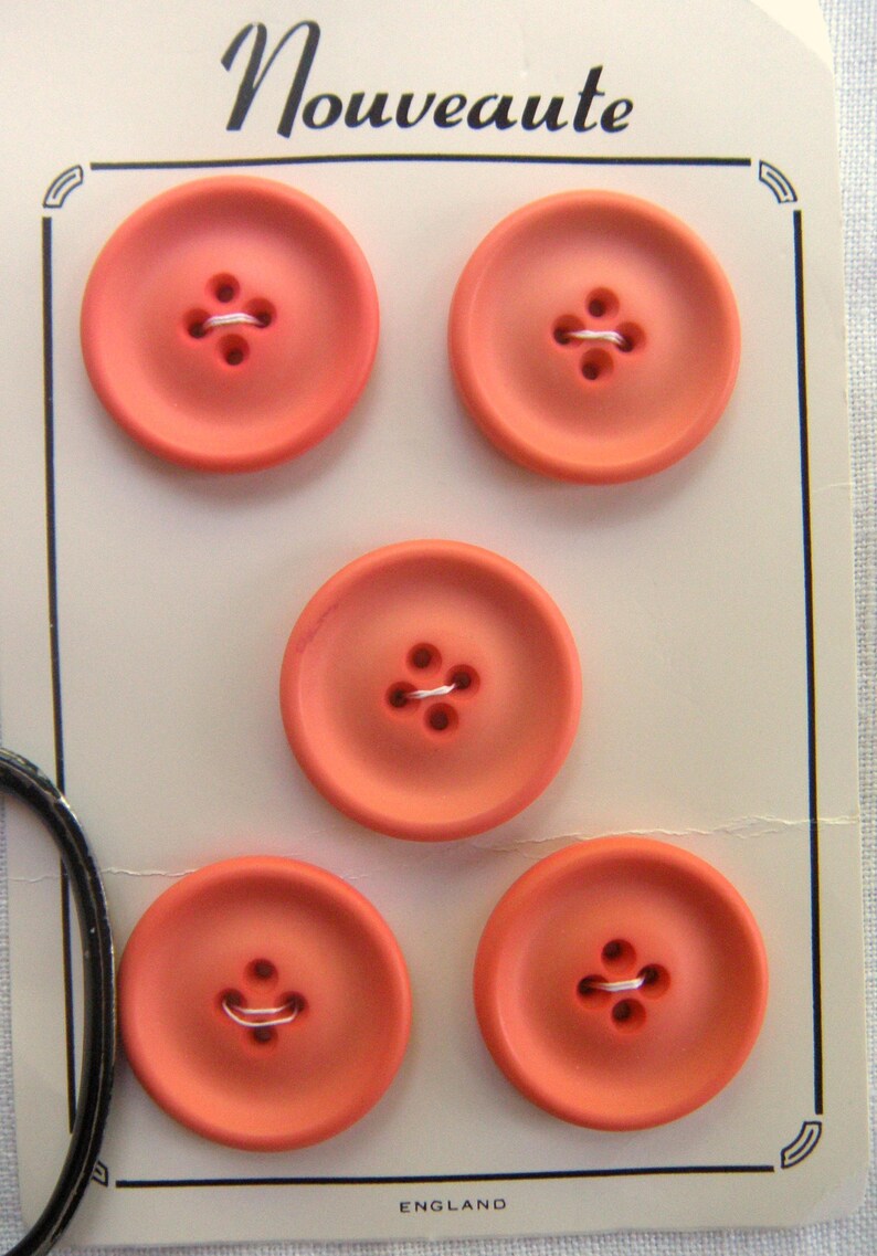 5 Large Salmon Pink, Nouveaute Buttons, 30 Mm, Opaque Pinky Red, Rimmed