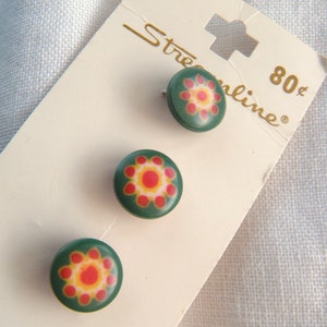 6 Small Flower Buttons, 13 mm, Green Background, Yellow and Red flower, Rounded Edges, Yellow and Red Self Shank, Streamline image 6