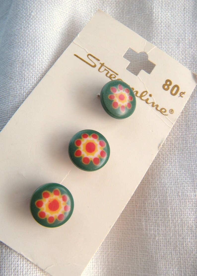 6 Small Flower Buttons, 13 mm, Green Background, Yellow and Red flower, Rounded Edges, Yellow and Red Self Shank, Streamline image 6