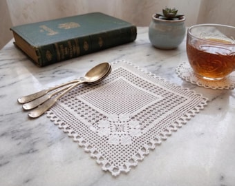 Posavasos blancos de ganchillo hechos a mano, juego de 5 cuadrados, encaje de hilo Filos, tapetes decorativos para mesa