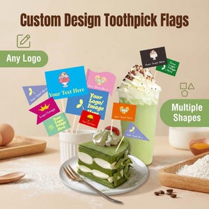 Puede incluir: Banderas de palillos de dientes de diseño personalizado en diferentes formas y colores, con el texto "Your Text Here" y "Any Logo". Las banderas se muestran en una taza, en una rebanada de pastel verde y en una bebida con crema batida.