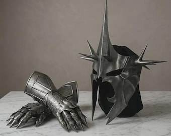Set composto da elmo e guanti chiodati in stile dark fantasy, armatura in acciaio ispirata a Sauron, costume cosplay medievale.