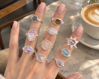 Achetez-en 2, recevez-en 3 ! Bague en pierre de naissance, cristal brut aux vertus curatives, bijou spirituel personnalisé pour un anniversaire, cadeau unique pour votre femme.