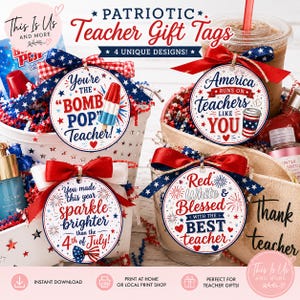 K&ouml;nnte beinhalten: Patriotische Lehrer-Geschenkanh&auml;nger mit vier einzigartigen Designs. Jedes Etikett zeigt rote, wei&szlig;e und blaue Farben und patriotische Themen. Ein Etikett sagt "You're the Bomb Pop Teacher!" und ein anderes sagt "America runs on teachers like you."