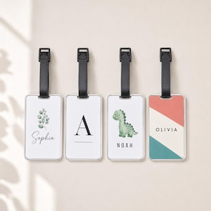 Peut inclure: Quatre étiquettes de bagage rectangulaires avec des lanières en plastique noir. La première étiquette présente un brin d'eucalyptus vert et le nom Sophia. La deuxième montre une grande lettre A. La troisième affiche un dinosaure vert et le nom Noah. La quatrième a un motif géométrique corail et sarcelle avec le nom Olivia.