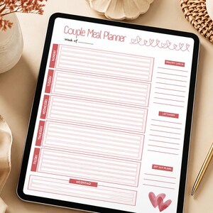 Pode incluir: Um tablet digital exibindo um "Couple Meal Planner" em texto vermelho. O planejador inclui seções para cada dia da semana, uma verificação da despensa, sobras e planos para comer fora. Uma caneta dourada está ao lado do tablet.