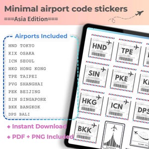 以下が含まれることがあります： アジア版のミニマルな空港コードステッカーのコレクションを表示するデジタル画面。ステッカーには、HND、TPE、SIN、PKE、HKG、ICN、BKK、DPSなどの3文字のコードが記載されており、飛行機のアイコンとバーコードのグラフィックが添えられています。