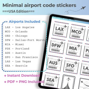 Może przedstawiać: Cyfrowy wyświetlacz minimalistycznych naklejek z kodami lotnisk dla USA, zawierający kody takie jak LAX, MCO, ORD, DFW, MIA, PDX, AUS, SFO, LAS i SEA. Każda naklejka zawiera kod kreskowy, ikonę samolotu oraz tło z mapą i czerwono-niebieską obwódką.