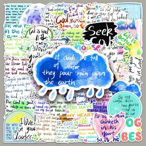 Può includere: Una collezione di adesivi colorati con varie citazioni e frasi ispiratrici. Gli adesivi presentano una nuvola blu con il testo "If clouds are full of water they pour rain upon the earth". Altri adesivi includono cuori e disegni floreali.
