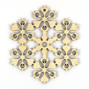 Könnte beinhalten: Ein Schneeflocken-Ornament aus hellem Holz mit sechs symmetrischen Armen. Jeder Arm weist eine Reihe von geschwungenen Ausschnitten und dekorativen Wirbeln auf, die ein kompliziertes Design bilden. Geeignet für Weihnachtsdekorationen und Bastelarbeiten.