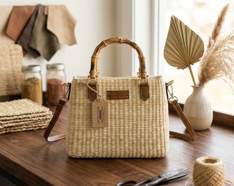 Bolso tejido a mano con hojas de espadaña, hecho a mano en Vietnam, bolso de mano tejido natural con asa de bambú, bolso de playa bohemio ecológico para el verano.