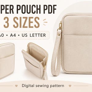 Op de afbeelding: Een digitaal naaipatroon voor een ritszakje in 3 maten, gelabeld A0, A4 en US Letter. De afbeelding toont drie beige stoffen tasjes met polsbandjes, goudkleurige ritsen en buitenzakken, weergegeven in zowel gesloten als open posities.