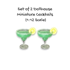 Könnte beinhalten: Zwei Miniatur-Cocktails für ein Puppenhaus, im Margarita-Stil, mit grüner Flüssigkeit, einem gezuckerten Rand und einer Zitronenscheibe. Der Text oben lautet "Set of 2 Dollhouse miniature Cocktails (1:12 Scale)".