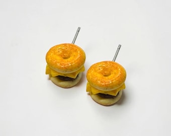 Orecchini a forma di bagel per la colazione, orecchini a forma di panino bagel in miniatura, orecchini pendenti realistici in argilla polimerica a forma di pancetta, uova e formaggio