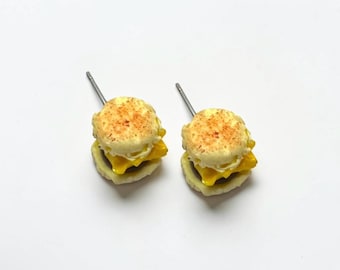 Orecchini a forma di sandwich per la colazione, realizzati a mano in argilla polimerica a forma di Egg McMuffin, orecchini a perno 3D realistici a forma di sandwich per la colazione