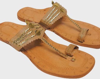 Sandalias Kolhapuri hechas a mano para mujer, ideales como calzado tradicional y para fiestas.