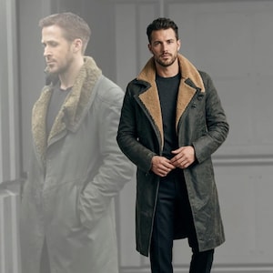 Puede incluir: Un abrigo largo de color verde oscuro con cuello de borrego beige. El abrigo está abotonado y se lleva sobre un jersey gris oscuro y pantalones negros. El abrigo parece estar hecho de un material duradero, y el estilo general es clásico y atemporal.