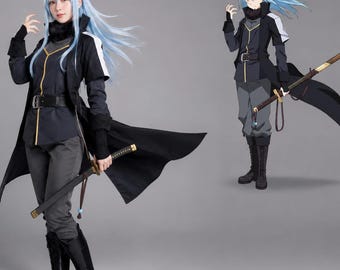 Puede incluir: Un disfraz de cosplay que incluye un abrigo largo negro con detalles blancos en los hombros, una camisa gris oscuro con cremallera dorada, pantalones gris oscuro, un cinturón negro y botas negras. Incluye una katana con vaina negra y detalles dorados.