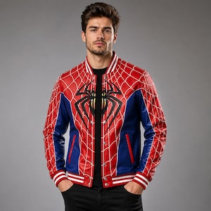 Puede incluir: Chaqueta bomber de Spider-Man roja, azul y blanca. La chaqueta presenta un diseño de telaraña roja en la parte delantera y las mangas, con paneles azules en los laterales. Un gran emblema de araña negra está centrado en el pecho. El cuello y los puños son a rayas blancas y rojas.