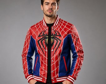 Puede incluir: Chaqueta bomber de Spider-Man roja, azul y blanca. La chaqueta presenta un diseño de telaraña roja en la parte delantera y las mangas, con paneles azules en los laterales. Un gran emblema de araña negra está centrado en el pecho. El cuello y los puños son a rayas blancas y rojas.