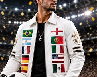 Puede incluir: Una chaqueta de cuero blanca con varias banderas nacionales en los paneles frontales, una camiseta negra debajo y un balón de fútbol en la mano. La chaqueta incluye puños a rayas blancas y negras y un collar con colgante de balón.
