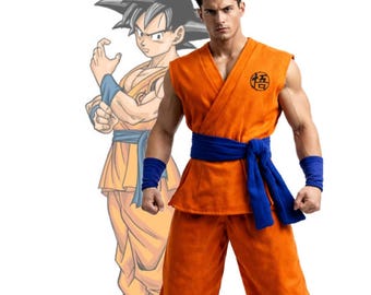 Puede incluir: Disfraz de cosplay naranja con una faja y muñequeras azules. El disfraz presenta una parte superior sin mangas con un símbolo y pantalones a juego. Un personaje de dibujos animados está en el fondo.