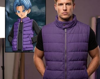 Puede incluir: Un chaleco acolchado de color morado con cuello alto, cierre de botón a presión y cremallera frontal completa. El chaleco presenta costuras horizontales, dos bolsillos laterales y se lleva sobre una camiseta negra de manga corta.