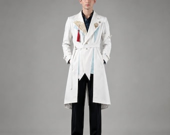 Puede incluir: Un abrigo largo blanco con intrincados bordados dorados y una borla roja. El abrigo tiene cinturón, detalles en azul claro y se combina con pantalones negros. El atuendo es formal y elegante, adecuado para ocasiones especiales.