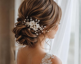 Elegant White Floral Bridal Hair Comb with Pearls – Wedding Hair Accessory, Romantic Bride Headpiece, Handmade Hair Jewelry