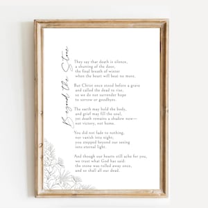 Puede incluir: Una impresión enmarcada con un marco de madera clara. La impresión presenta un poema titulado "Beyond the Stone" en escritura elegante. Dibujos lineales florales decoran la esquina inferior izquierda. El texto del poema está en una fuente serif clásica.