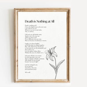 Peut inclure: Impression encadrée avec le poème "Death is Nothing at All" et une illustration de lys. Le texte est en police serif. Le cadre est de couleur marron clair.