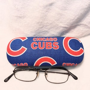 Estuche rígido para anteojos unisex para adultos hecho a mano/tema CHICAGO CUBS/accesorio para la vista/salud y belleza/artículo para bolso o cartera/arte visual/