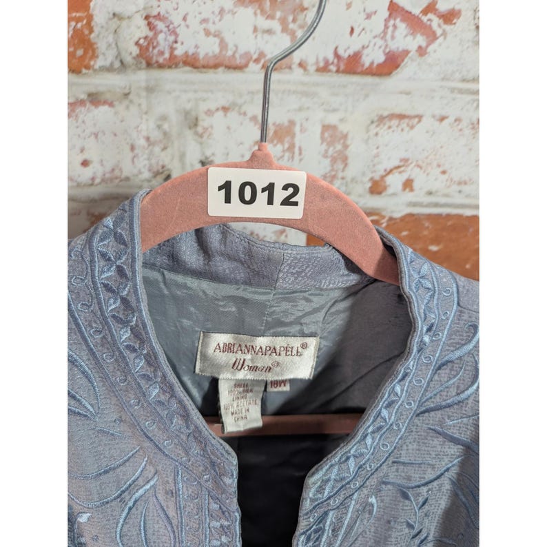 Chaqueta de seda Adrianna Papell para mujer, talla 18W, color azul, con cuello mandarín bordado. imagen 4